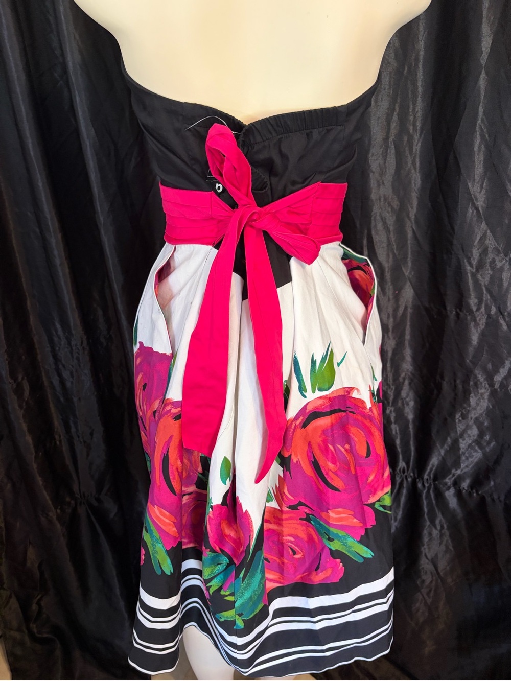 Snap Strapless Black Bodice with Fuchsia Waist and Floral Skirt - Picture 2 of 5